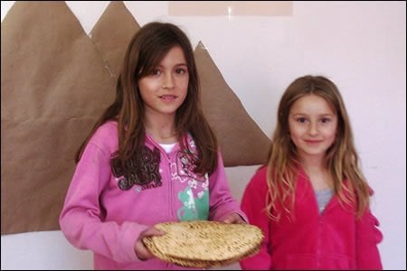 ילדות לומדות על חגי ישראל במחוז מרין שבקליפורניה.