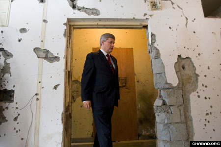 Canadian Prime Minister Stephen Harper described his tour of the damaged Chabad House in Mumbai as a show of solidarity. - Photo: Jason Ransom/PMO/Canadian Federation of Chabad Lubavitch