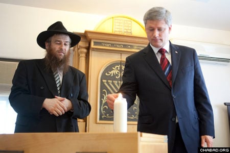 After the tour, the prime minister lit a candle in memory of fallen Chabad-Lubavitch emissaries Rabbi Gavriel and Rivka Holtzberg and their four Jewish guests. - Photo: Jason Ransom/PMO/Canadian Federation of Chabad Lubavitch