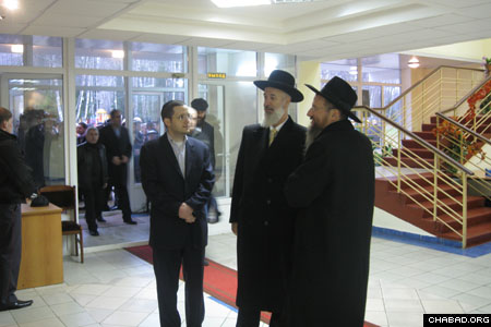 Russian Chief Rabbi Berel Lazar, right, escorts Israeli Chief Rabbi Yona Metzger through the lobby of the new wing at the central Chabad-Lubavitch yeshiva in Moscow.