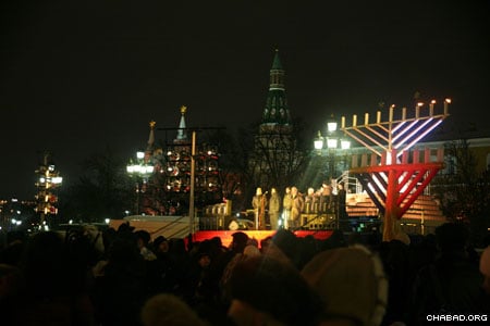 Moscow’s Jewish community came out in droves, despite freezing weather, to take part in the city’s annual Chanukah menorah lighting in Red Square.