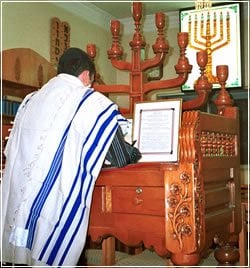 יהודי מתפלל בבית כנסת בשיראז, איראן