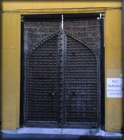 דלת עתיקה בבית כנסת באדלייד