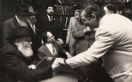  Dan Patir and the Rebbe conversing during Prime Minister Menachem Begin’s (sitting center) visit.