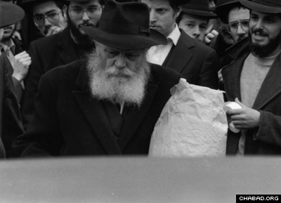 The Rebbe about to enter the old car.