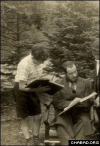 Gerlitzky explores a Talmudic text with a participant in a 1942 summer camp run by the Montreal school.