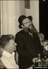 Gerlitzky addresses a crowd of Montreal Jewish community members.