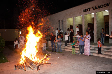 Chabad-Lubavitch of Central Africa, directed by Rabbi Shlomo Bentolila, hosted nighttime celebrations in honor of Lag B’Omer, including a bonfire at the Beit Ya’cov synagogue in Kinshasha, Congo.