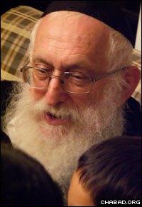 Rabbi Pinchus Krinsky regales children with one of many stories.