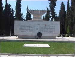 אנדרטה המנציחה את זכר יהודי סלוניקי שנרצחו בשואה, בבית העלמין החדש