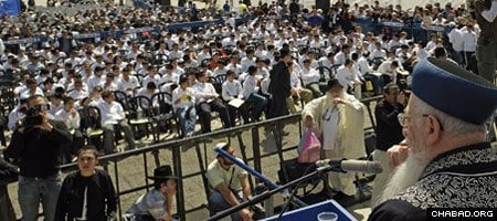 Former Israeli Chief Rabbi Mordechai Eliyahu addresses a 2007 mass Bar and Bat Mitzvah celebration for Israeli orphans sponsored by Colel Chabad.