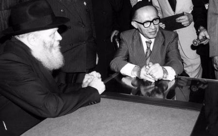 The Rebbe and the Prime Minister listen to the reporters’ questions. (Photo: Velvel Schildkraut (Michele) Studios/Kahn family)