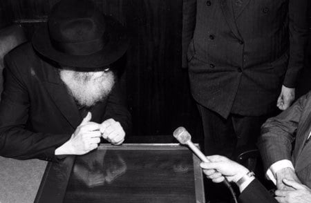 The Rebbe responds to the reporters, explaining that he gives his blessings to the Prime Minister as he travels to Washington. (Photo: Velvel Schildkraut (Michele) Studios/Kahn family)