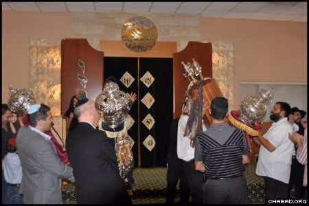 ריקודים בבית הכנסת עם ספר התורה ששב אל המשפחה