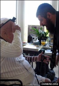 During the many times Tony Curtis welcomed Rabbi Mendy Harlig to his Henderson, Nev., home, the actor donned the Jewish prayer boxes known as tefillin.