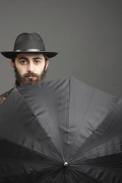 camuflaje electo dejar Por qué usan saco y sombrero negro? - Jabad.com