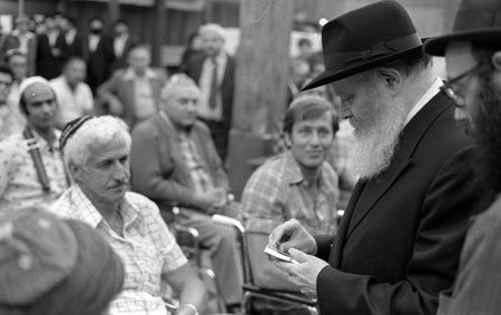The Rebbe meets wounded soldiers (Photo: Yossi Melamed/Lubavitch Archives)
