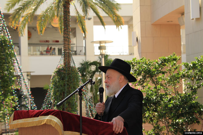 Rabbi Yehuda Krinsky, chairman of the educational and social service arms of Chabad-Lubavitch, addresses a ceremony marking the commissioning of a Torah scroll in Palm Beach Gardens, Fla.