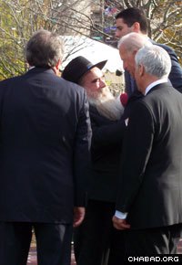 After his remarks at festivities celebrating the grand opening of the National Museum of American Jewish History in Philadelphia’s Old City, U.S. Vice President Joseph Biden invited Rabbi Abraham Shemtov, director of the city’s Lubavitcher Center and chairman of the umbrella organization Agudas Chasidei Chabad, to join him at the stage.