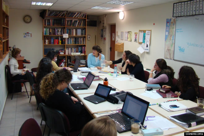Participants of the Mayanot Institute of Jewish Studies’ Women’s Program dissected the topic of a woman’s role in a marriage with guest lecturer Phylis Jesselson, an area marriage counselor.