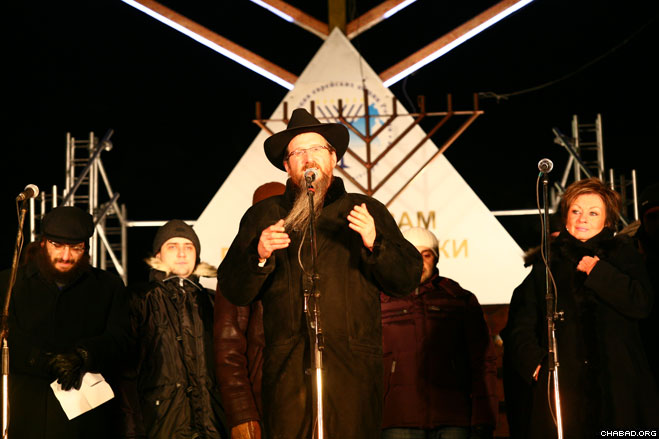 Russian Chief Rabbi Berel Lazar tells a crowd of Jewish Muscovites at the Kremlin that Chanukah “symbolized the victory of light over darkness, and therefore should be widely publicized.”