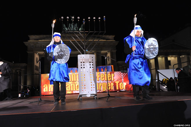 Costumed actors put on a production of the Chanukah story at the public menorah lighting at Berlin’s Brandenburg Gate. Organized by Chabad-Lubavitch of Berlin in conjunction with the Israeli Embassy, the Jewish National Fund, the World Zionist Organization, the Central Council of Jews in Germany, B’nai B’rith, and other organizations, the celebration included U.S Ambassador Philip Murphy, Bundestag vice president Petra Pau, and a representative from the local municipality.
