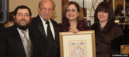 Lou and Beth Ziemba, center, received an award at the Dec. 12 banquet celebrating Rabbi Yaakov and Zoey Saacks’ 18 years directing the Chai Center of Dix Hills, N.Y. (Photo: Levi Stein)
