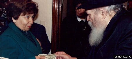 Chana Sharfstein exchanges a word with the Rebbe, Rabbi Menachem M. Schneerson, of righteous memory, during the weekly Sunday-morning audiences that collectively saw hundreds of thousands of people line up for the chance to speak with him.