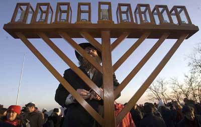 L’émissaire de ‘Habad-Loubavitch à Pékin, le rabbin Shimon Freundlich, allume la Ménorah de ‘Hanouka avec sa communauté à la Grande Muraille de Chine.