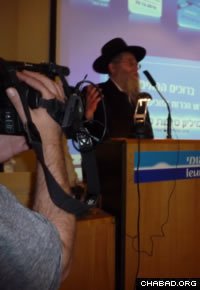 Rabbi Menachem Lieberman addresses the awards ceremony at Bank Leumi’s headquarters in Tel Aviv.