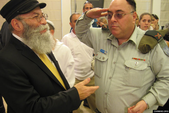 Rabbi Yaakov Gloiberman, director of the Chabad-Lubavitch run Yad B’Yad charity, greets Israel Defense Force spokesman Brig. Gen. Avi Benayahu at the Tel Aviv ceremony celebrating the promotion of Maj. Gen. Benny Gantz as the army’s 20th chief of staff.