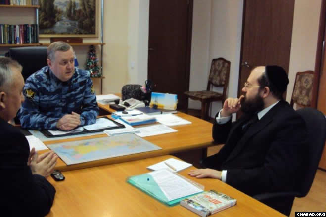 Chabad-Lubavitch Rabbi Aaron Gurevich, a Russian Army chaplain who directs the Federation of Jewish Communities of Russia’s Department for Military and Law Enforcement Cooperation, discusses Jewish prisoner services with Col. A. Koshkin, director of the Nizhny Novgorod regional office of the Federal Penitentiary Service.