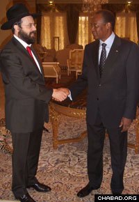 Rabbi Shlomo Bentolila meets with President Blaise Campaore ofBurkina Fasso. (File photo)