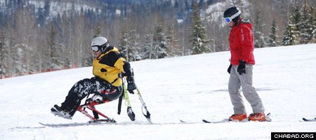 An injured Israeli soldier hits the slopes with a guide as part of a program between the local Chabad-Lubavitch Jewish Community Center, UJA Aspen Valley and Challenge Aspen. (Photo: Nina Zale)
