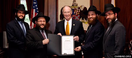 Gov. Robert Bentley hosts Chabad-Lubavitch emissaries in the Alabama state capitol.