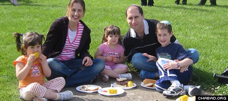 The Munitz family of Cincinnati enjoys a picnic at the BMX barbeque on Lag B’Omer in 2007.