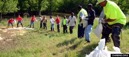 Members of the U.S. Army Corps of Engineers Memphis District and City of Memphis officials place sandbags May 10. (Photo: USACE)