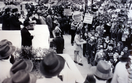 La parade de l'Unité Juive célébrée le jour de la fête de Lag Baomer, en 1957. (Photo: Lubavitch Archives)