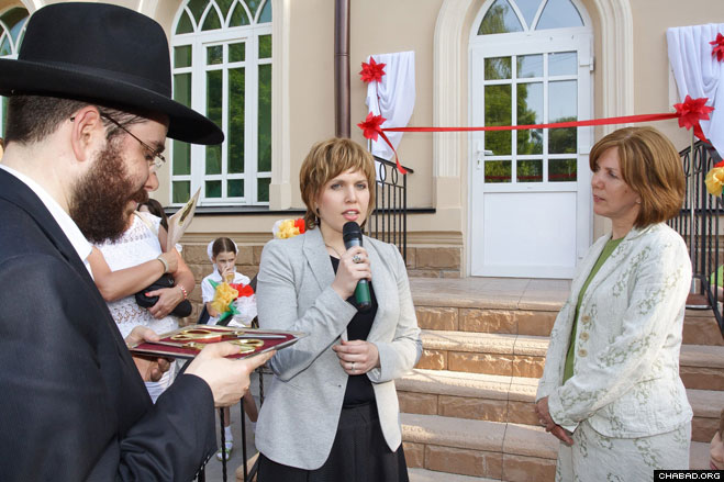 Presided over by local Chief Rabbi Levi Kaminetzky and his wife Chana, Chabad-Lubavitch emissaries to the Siberian city, the dedication ceremony came just months after the grand reopening of Tomsk’s historic Choral Synagogue and its Rohr Sanctuary and Jewish Community Center.