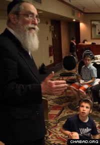 Rabbi Shmuel Lew, director of the Lubavitch House School in London, inspires children of campus emissaries during the 10th annual conference of the Chabad on Campus International Foundation. (Photo: Bentzi Sasson/Chabad.edu)