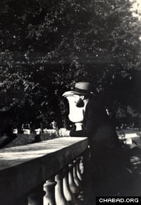 Le Rabbi à Paris, au jardin du Luxembourg, en 1933 (Photo: Agudas Chassidei Chabad Library)