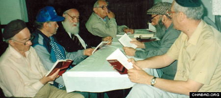 Rabbi Zalman Kazen, third from left, teaches Torah to newly-arrived Jewish immigrants from the Soviet Union.