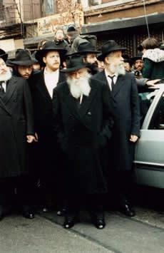 La Rabbi assiste au départ du cortège funèbre de Mme Lapaïn