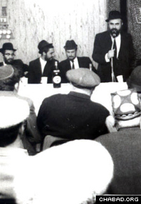 Rabbi Shalom Ber Lifshitz attends an event for immigrants in the 1980s.