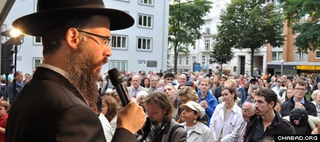 Rabbi Shlomo Bistritzky, who will officially become the chief rabbi of Hamburg next month, talks to members of the local Jewish community.