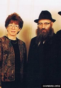 Le Rav Shmouel et Mme Bassy Azimov ont fondé le premier "Beth 'Habad" de Paris en 1968. (Photo prise vers 1991)