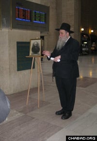 Rabbi Moshe Kotlarsky, vice chairman of Merkos L’Inyonei Chinuch, the educational arm of Chabad-Lubavitch, addresses the gathering at Chicago’s Union Station.