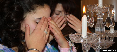 Jewish women light Sabbath candles. (File photo)