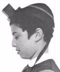 Placement of head-tefillin: Side view.