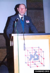 Professor Domb lectures at Bar Ilan University.